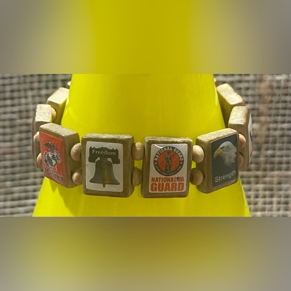 Patriotic Armed Forces Wood/Enamel Tile Charms Stretch Bracelet Vintage - Picture 1 of 7